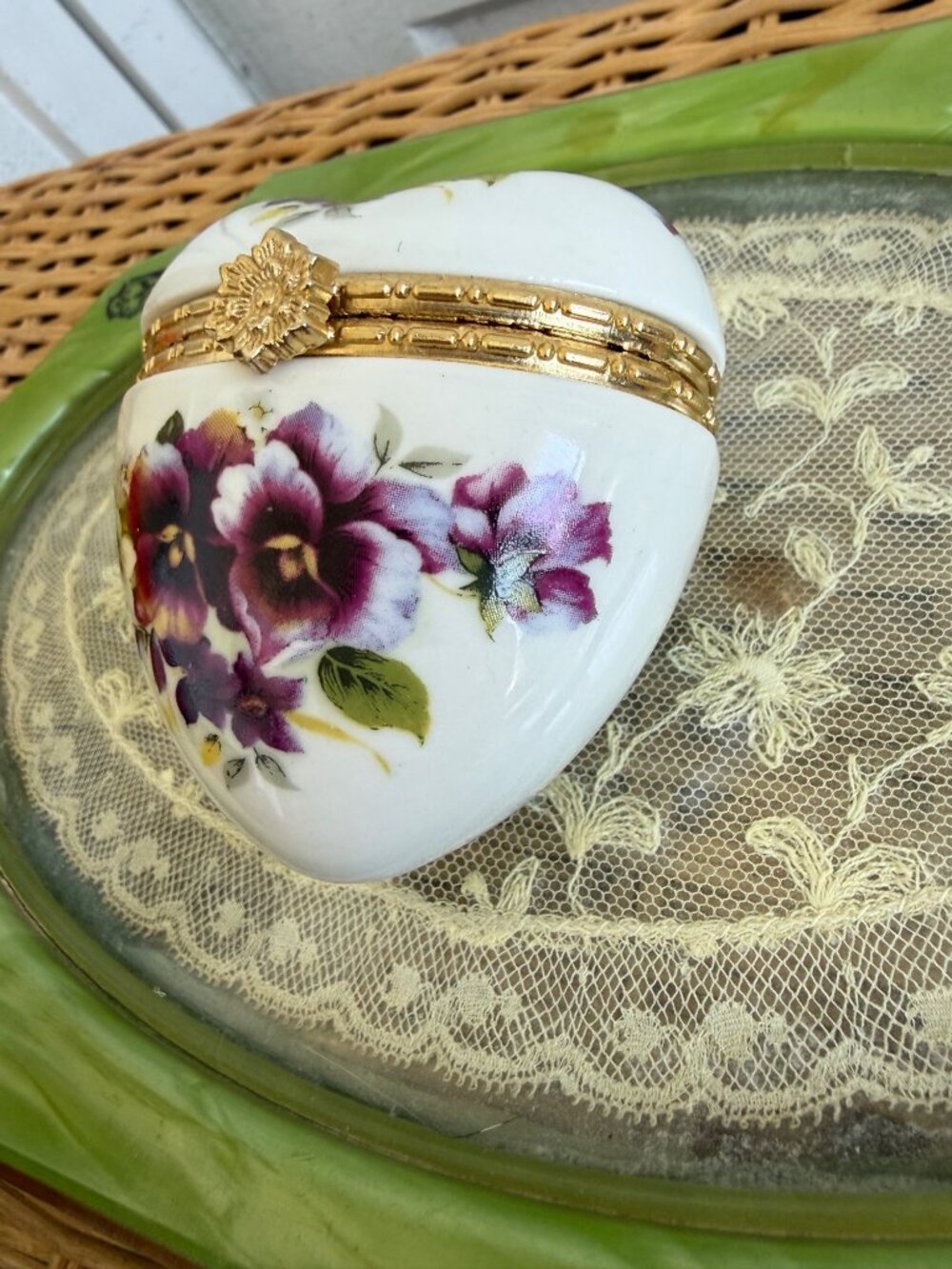 Vintage 90's Heart Porcelain Trinket Box Painted Violet Flowers Cottage Core - Picture 2 of 8